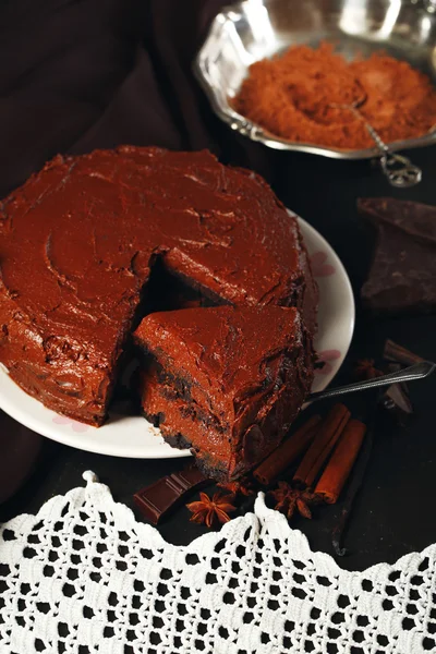 Chocolate cake with chocolate cream on wooden table close-up — Stock Photo, Image