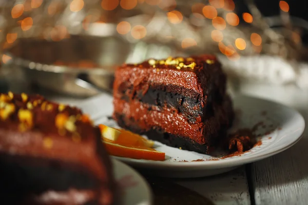 Csokoládé torta csokoládé krém-a fából készült asztal közelről — Stock Fotó