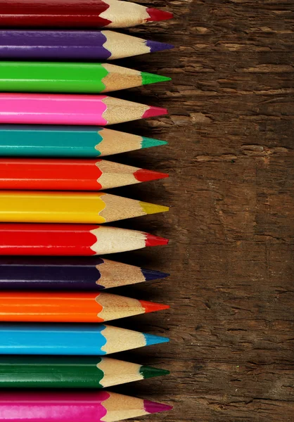 Lápis coloridos em fundo de madeira rústica — Fotografia de Stock