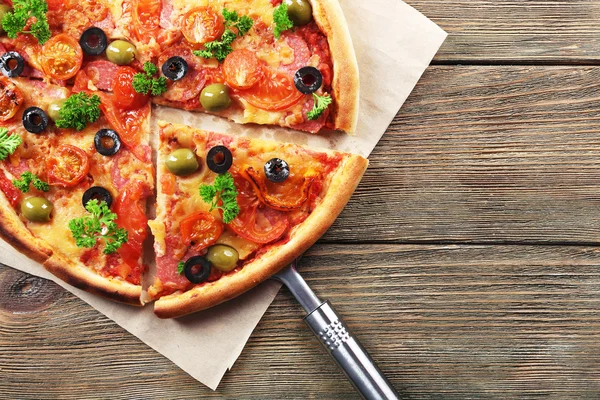 Pizza savoureuse aux saucisses et légumes — Photo