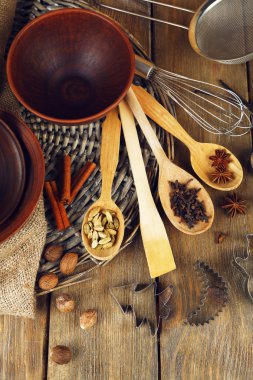 Rustik ahşap arka plan üzerinde pişirme için retro mutfak gereçleri