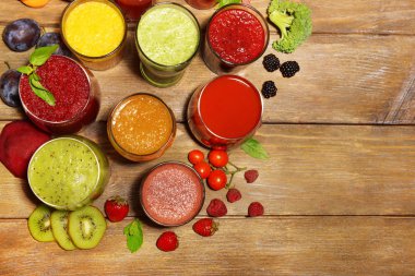 ahşap masa üstünde lezzetli taze suyu bir bardak.