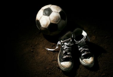 Futbol topu yere koyu arka plan üzerinde
