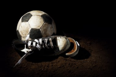Futbol topu yere koyu arka plan üzerinde