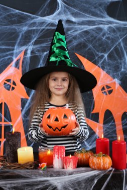Küçük kız cadı Halloween süslemeleri arka plan üzerinde şapkalı