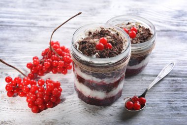 Tablo yakın çekim olarak kavanozlara lezzetli tatlı