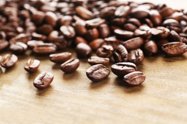 Kahve çekirdekleri ahşap arka plan üzerinde yakın çekim