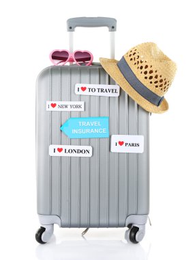 Bavul ve turistik şeyler üzerinde beyaz izole yazıt seyahat sigortası seyahat