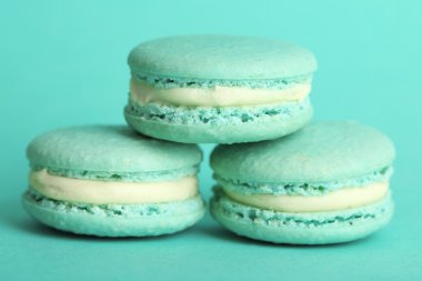 Renk arka plan üzerinde yumuşak renkli macaroons