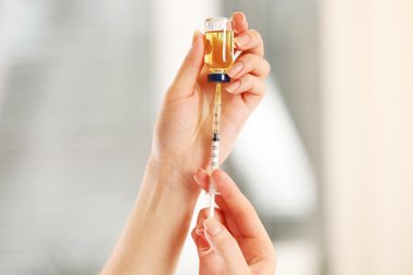 Ellerini, tıbbi şırınga ile doktor enjeksiyon için hazırlanıyor