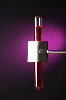 Laboratuvar cam tüp içinde özel kelepçe bilimsel deney sırasında düzenlenen renk sıvı dolu 