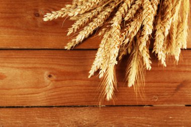 Spikelets ahşap arka plan üzerinde buğday