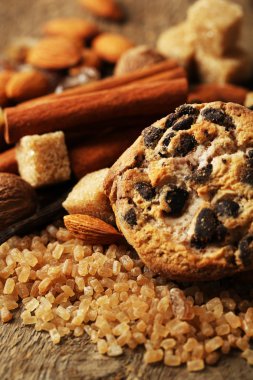 Noel baharat ve ahşap arka plan üzerinde fırın malzemeleri