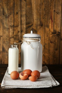 Yumurta ile süt yapabilirsiniz, rustik ahşap zemin üzerine yumurta kabuğu ve cam şişe