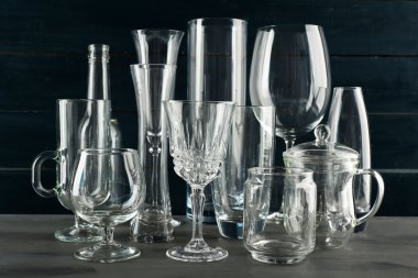 Koyu renk ahşap arka planda farklı cam eşyalar