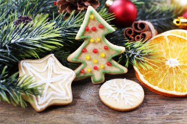 Gingerbread çerezleri Noel dekorasyonu ahşap masa arka plan üzerinde ile