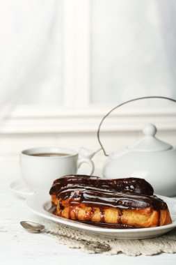 Lezzetli eklerleri ve ahşap masa üzerinde çay