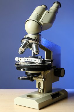 Mikroskop renk arka plan üzerinde yakın çekim