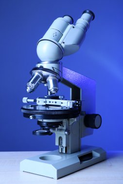 Tablo, renkli arka plan üzerinde mikroskobunun