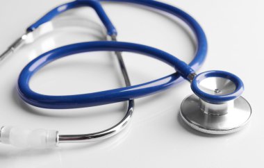 Stetoskop beyaza izole edildi