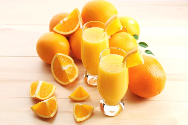 Sumo de laranja espremido na mesa de madeira — Fotografia de Stock