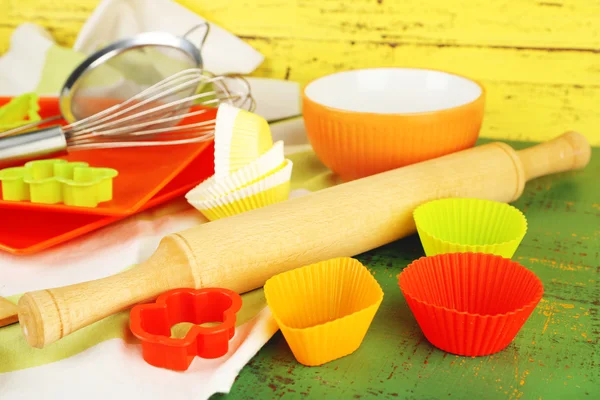 Utensilios de cocina para hornear sobre fondo de madera de color —  Fotos de Stock