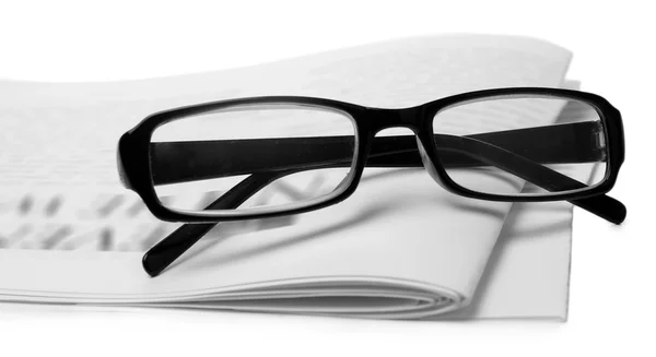 眼镜和报纸，特写 — 图库照片
