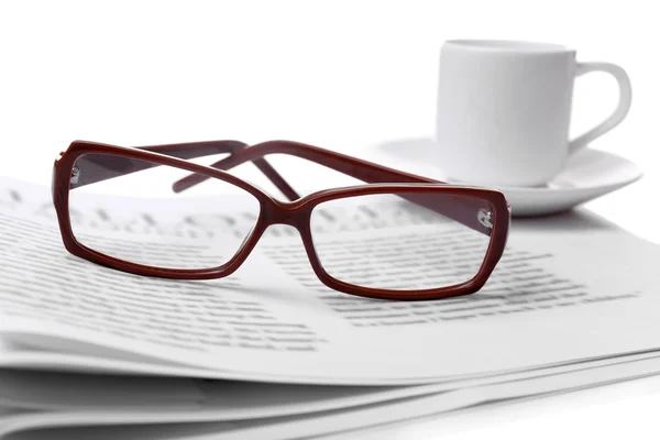 Brille und Zeitungen, Nahaufnahme — Stockfoto