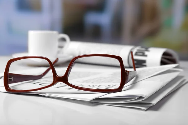 Brille und Zeitungen, Nahaufnahme — Stockfoto