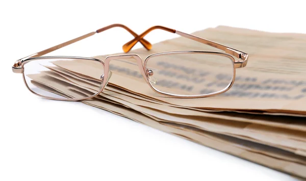 Gläser und Zeitungen, isoliert auf weiß — Stockfoto
