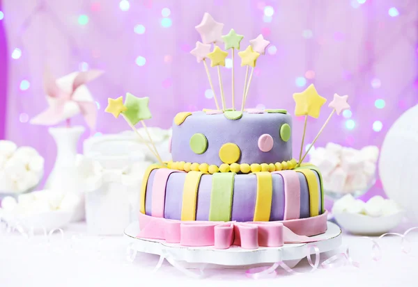 Delicioso bolo de aniversário em fundo rosa brilhante — Fotografia de Stock