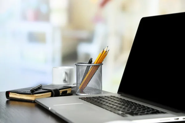 Laptop moderno na mesa, no fundo de luz — Fotografia de Stock