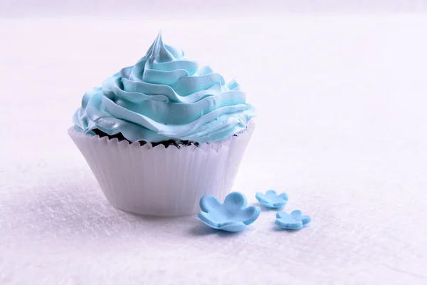 Delicioso cupcake na mesa close-up — Fotografia de Stock