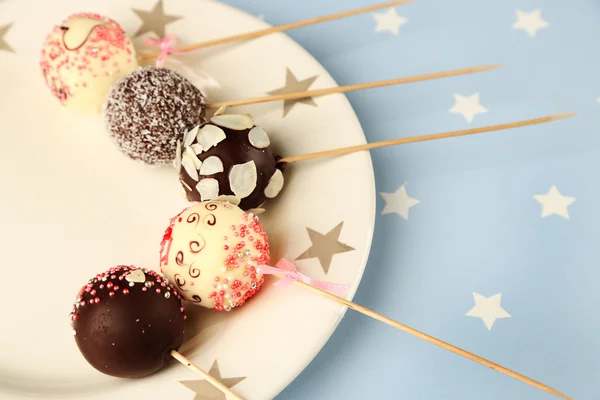 Välsmakande cake pops på plattan, närbild — Stockfoto