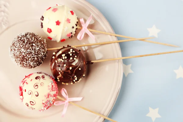 Tasty cake pops on plate, close up — Stock Photo, Image