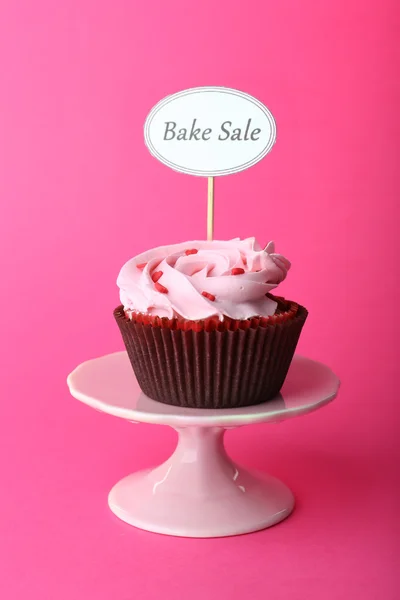 Delicioso cupcake con inscripción sobre fondo de color — Foto de Stock