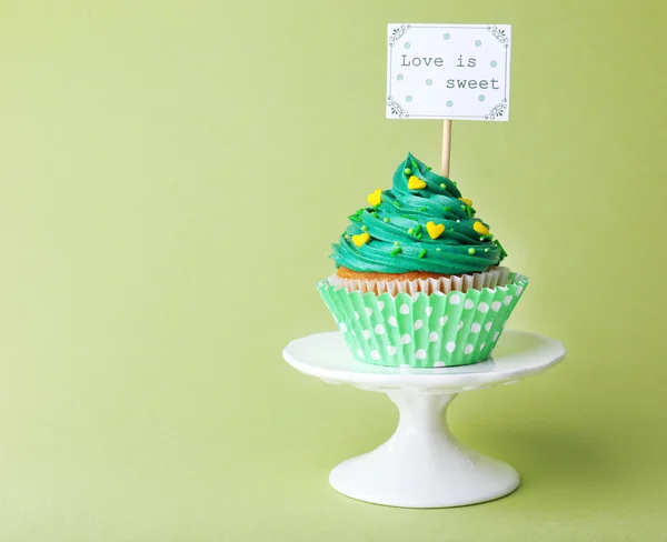 Смачний кекс з написом на зеленому фоні — стокове фото