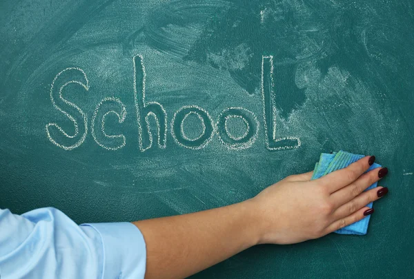 Hand afvegen schoolbord — Stockfoto