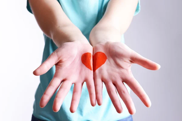 Drawing hart on female hands — Stock Photo, Image