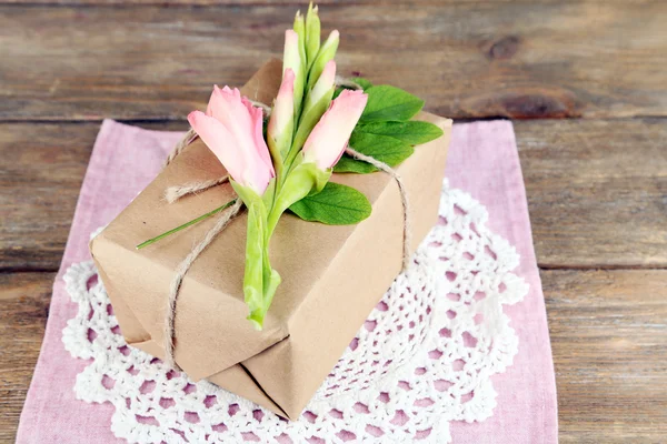 Coffret cadeau artisanal avec des fleurs fraîches — Photo