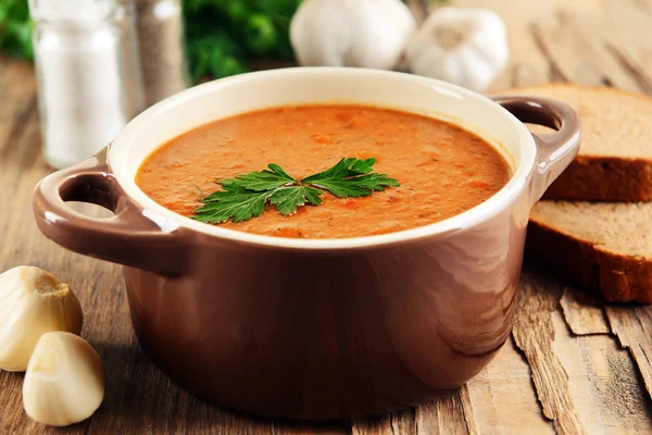Вкусный чечевичный крем-суп на столе крупным планом — стоковое фото