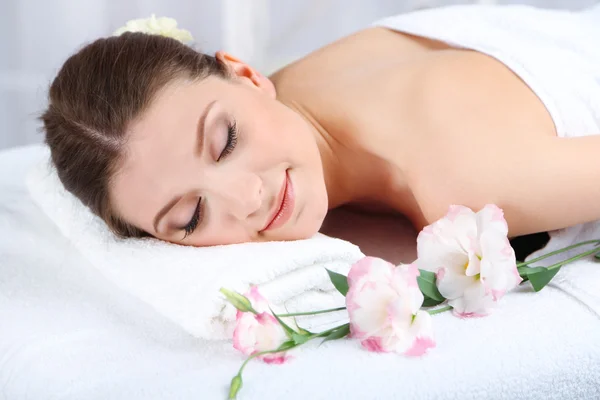 Beautiful young woman having relax in spa salon — Stock Photo, Image