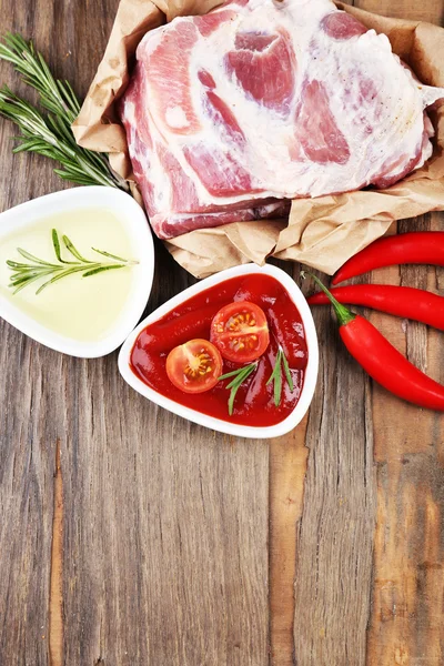 Rått kött på träbord, närbild — Stockfoto