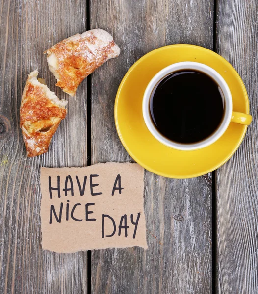 Sammansättningen av kaffe, färska croissanter och papperskort på trä bakgrund — Stockfoto