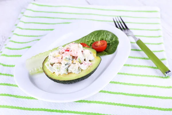 Salada saborosa em abacate na mesa de prato close-up — Fotografia de Stock
