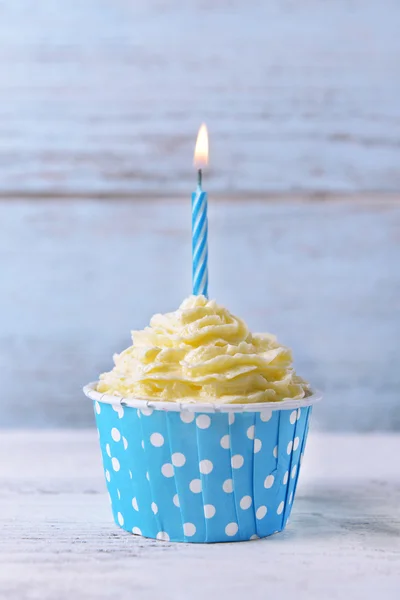 Delicioso cupcake de cumpleaños en la mesa sobre fondo de madera — Foto de Stock