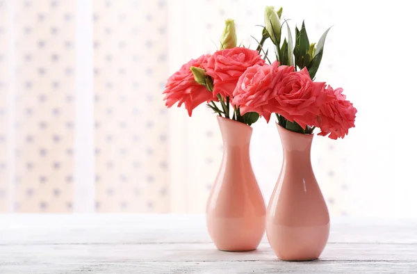 Hermosas flores en jarrón con luz de la ventana — Foto de Stock