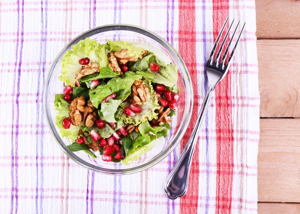 Insalata fresca con verdi, granato e spezie sul piatto primo piano — Foto Stock