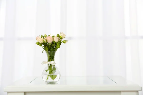 Mooi boeket bloemen in vaas — Stockfoto