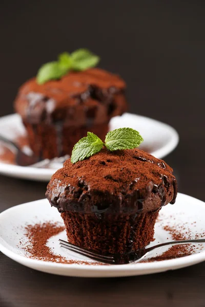 Вкусный шоколадный кекс на столе — стоковое фото